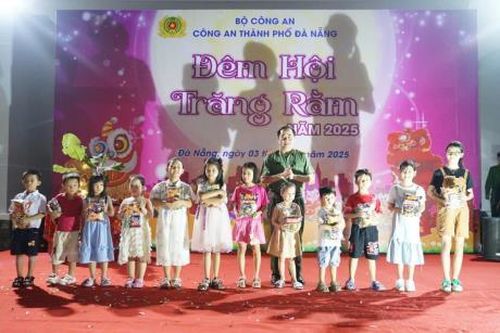 Công an Đà Nẵng tổ chức 'Đêm hội trăng rằm' ấm áp cho con em cán bộ, chiến sĩ