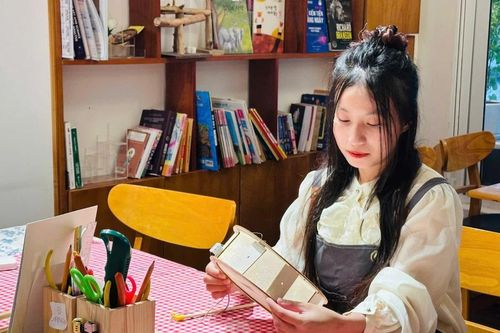 Người trẻ tự tay 'nạp' lại tuổi thơ