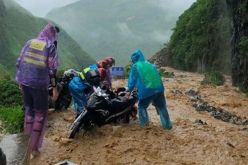 Mùa mưa bão, đi du lịch thế nào để an toàn?