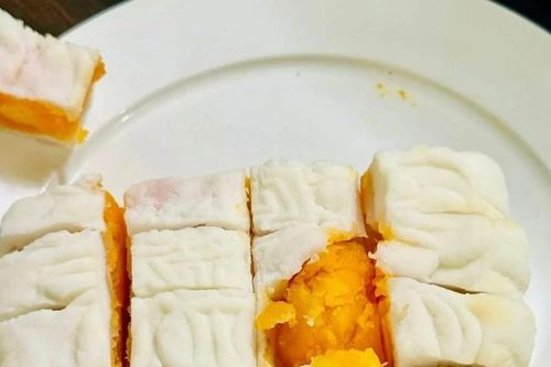 Bánh dẻo 'làm mát' rồi ấn dẹt, cách ăn lạ gây sốt mùa Trung thu