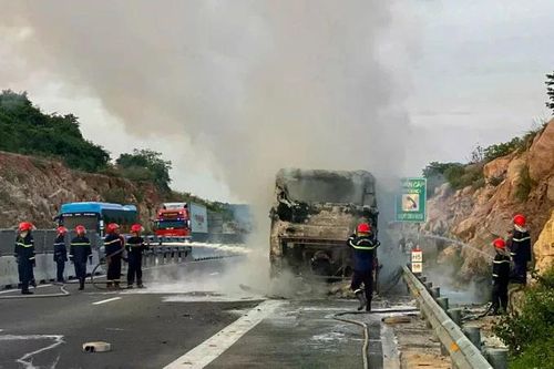 Xe khách bốc cháy dữ dội trên cao tốc Nha Trang - Cam Lâm