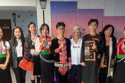 Nam sinh người Thái mang văn hóa đến với bạn bè quốc tế