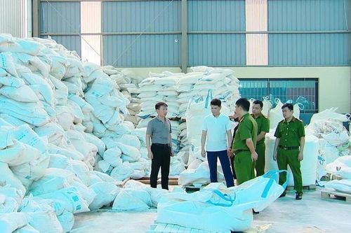 Bắt tạm giam giám đốc công ty sản xuất hàng triệu bình chữa cháy giả