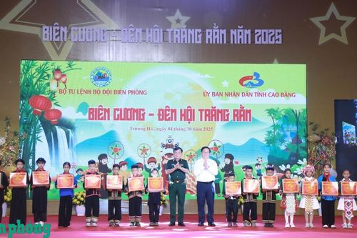 Rộn ràng ngày hội trăng rằm ở xã biên giới Trường Hà