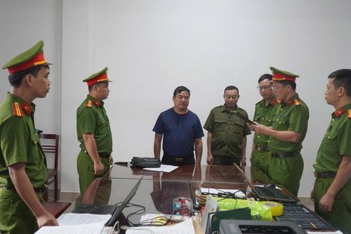 Làm giúp dân hồ sơ vay vốn, 'đưa ngọn cắt gốc' chiếm đoạt tiền tỷ