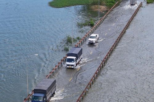 Gần một tuần sau mưa lớn, đường huyết mạch phía Tây Hà Nội vẫn ngập
