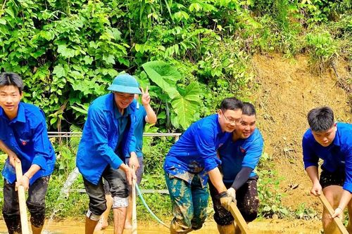 'Áo xanh' giúp người dân cào bùn dọn lũ