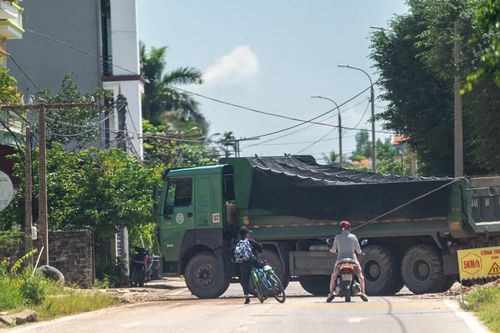 Quảng Ninh: Đoàn xe 'hung thần' nối đuôi nhau qua đường gây nguy hiểm