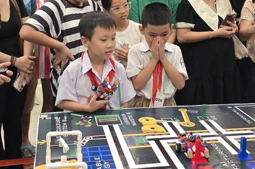Học sinh Cần Thơ hào hứng thi khoa học, lập trình, robot