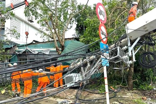 Áo cam EVN căng mình nối lại dòng điện sau bão số 10