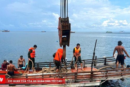 Sử dụng cẩu 80 tấn trục vớt tàu cá bị chìm trên biển