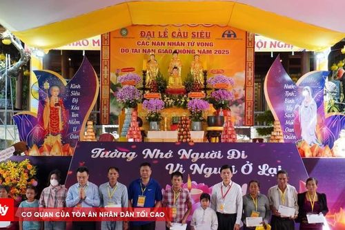 Hơn 1.500 người tham dự lễ cầu siêu tưởng nhớ nạn nhân tai nạn giao thông