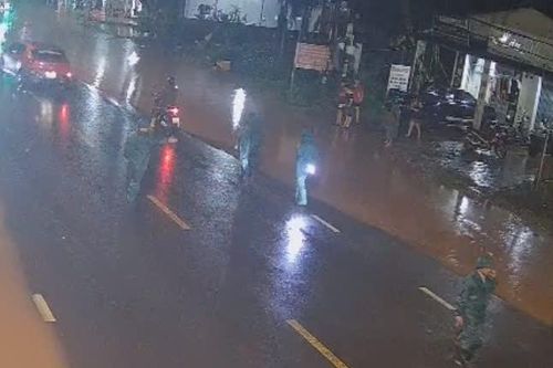 Giây phút kinh hoàng ô tô 7 chỗ bất ngờ lao tới, tông chủ tịch xã tử vong