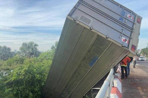 Ô tô biển số Hà Nội mất lái, tông gãy rào chắn rồi lao xuống sông