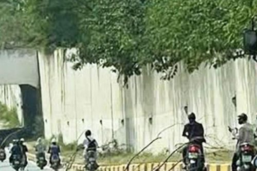 Nghi vấn ô tô chạy ngược chiều gây tai nạn ở Hà Nội