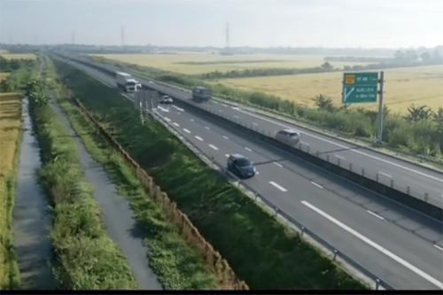 Tài xế dừng ô tô ở cao tốc để bay flycam, quay hình đăng TikTok
