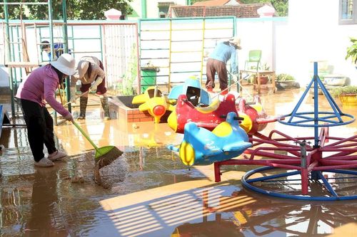Người dân xã Tân Kỳ khẩn trương khắc phục hậu quả sau cơn lũ lịch sử