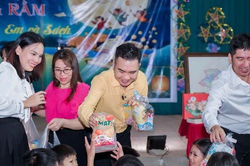 Hoàng Gia Phát Group phối hợp tặng quà trung thu tới học sinh vùng lũ xã Yên Hòa