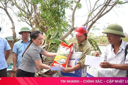 Trao 200 suất quà cho các hộ nghèo, khó khăn bị thiệt hại do bão