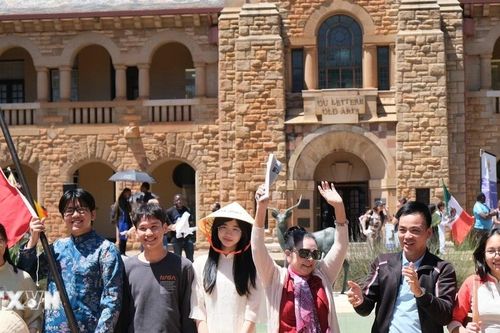 Tự hào lan tỏa hình ảnh Việt Nam tại 'đất nước Cầu Vồng'