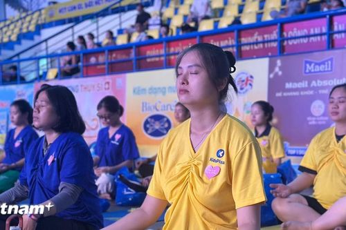 700 mẹ bầu tham gia lễ hội đồng diễn yoga kết nối yêu thương tại Hà Nội