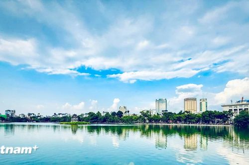 Hồ Gươm là trái tim của Hà Nội - một lẵng hoa đẹp giữa mùa Thu