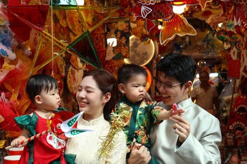 Phố Hàng Mã rực rỡ mùa Trung thu: Sắc màu tuổi thơ giữa lòng phố cổ