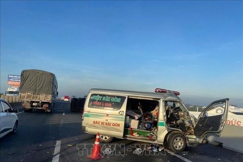 Xe cứu thương va chạm xe tải trên cao tốc làm một người tử vong