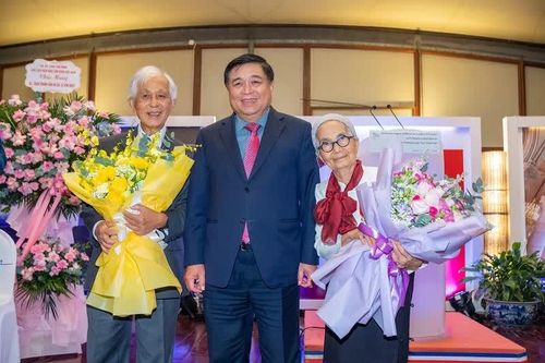 Vợ chồng GS Trần Thanh Vân nhận Huân chương Bắc đẩu Bội tinh bậc sĩ quan