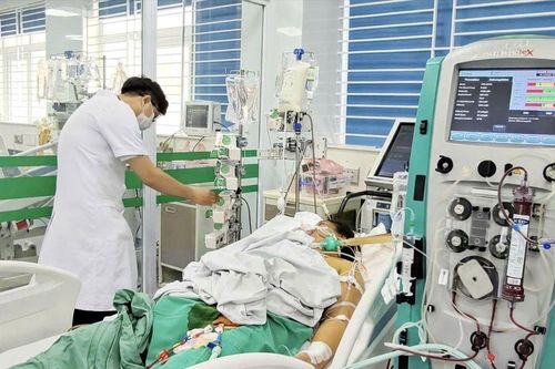 Nữ công nhân nguy kịch phải nhập viện sau trận mưa lũ