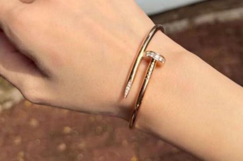 Nữ khán giả mất vòng tay hơn 300 triệu đồng khi đi xem Châu Kiệt Luân, cầu cứu cộng đồng mạng và cái kết không tưởng