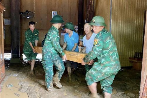 Hình ảnh sắc áo xanh giữa màu bùn đất lũ