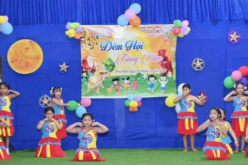 Ấm áp 'Đêm hội trăng rằm' xã biên giới Phú Hữu