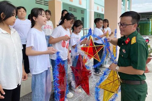 Bộ đội tặng khoảng 2.000 chiếc lồng đèn cho thiếu nhi vui Tết Trung thu