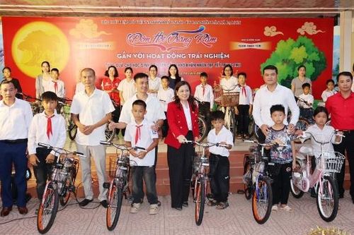Hội Chữ thập đỏ tỉnh trao nhiều phần quà cho thiếu nhi khó khăn nhân dịp Trung thu 2025