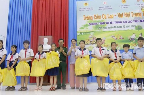 Trao tặng 300 phần quà trung thu cho học sinh Trường Tiểu học Tân Thạnh