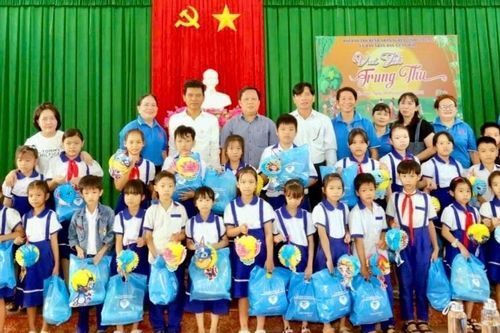 Chi hội Hoài An trao 150 suất quà cho học sinh xã Ân Hảo