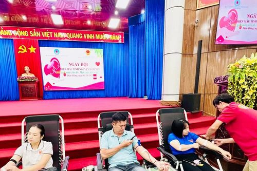 Gần 300 người dân phường Diên Hồng, Hội Phú và An Phú hiến máu tình nguyện