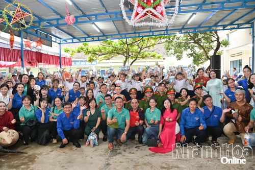 Sôi nổi và ý nghĩa chương trình 'Vầng trăng yêu thương'