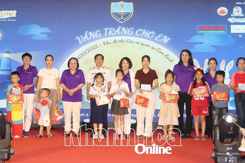 Chương trình 'Vầng trăng cho em' trao 2.700 suất quà và học bổng cho con cán bộ, chiến sĩ hải quân
