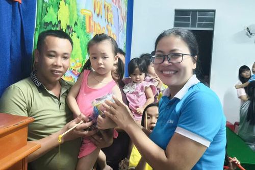 Trao 500 suất quà Trung thu cho trẻ em xã Cam Lâm
