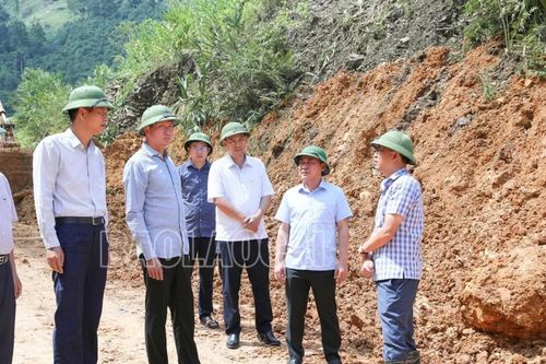 Chủ tịch UBND tỉnh Trần Huy Tuấn kiểm tra tình hình cầu Yên Bái và công tác khắc phục hậu quả thiên tai tại Lương Thịnh