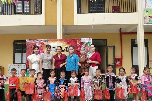 Công đoàn phường Nghĩa Lộ trao 300 suất quà Trung thu cho thiếu nhi
