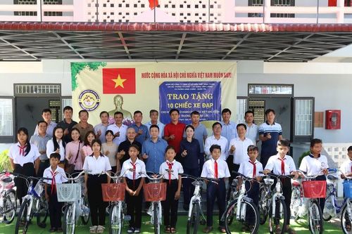 Trao 10 chiếc xe đạp cho học sinh đặc biệt khó khăn tại Hàm Thạnh