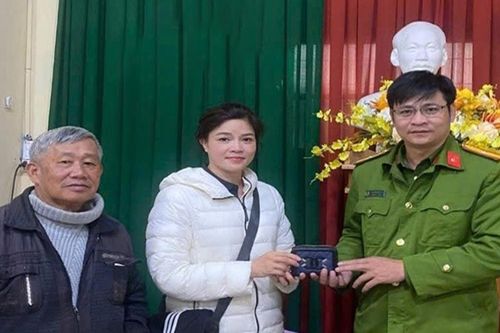 Công an phường Cam Ly - Đà Lạt trao trả tài sản bị đánh rơi cho người dân