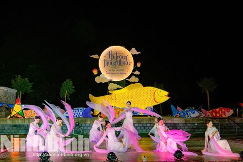 Rộn ràng 'Hội trăng Thung Nham'