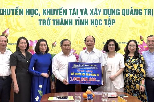 Đồng chí Bí thư Tỉnh ủy Quảng Ninh trao tặng 1 tỉ đồng cho quỹ khuyến học tỉnh Quảng Trị