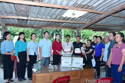 Phó Bí thư Thường trực chuyên trách Đảng ủy UBND tỉnh Nông Thị Bích Huệ trao hỗ trợ cho các hộ bị thiệt hại tại xã Nà Hang
