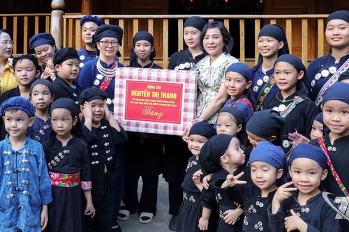 Phó Chủ tịch Quốc hội Nguyễn Thị Thanh thăm, tặng quà Trung thu tại Thái Nguyên