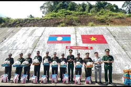 Tặng quà cho người dân bản Lào
